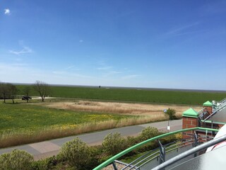 Aussicht vom Balkon auf den Deich und das Watt/Meer