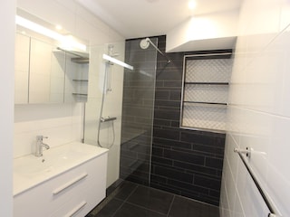moderne Badezimmer mit Dusche, Möbeln