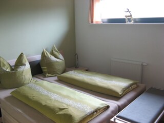 Kleines Schlafzimmer mit Doppelbett