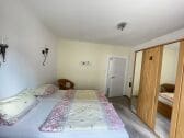 Schlafzimmer mit 180 x200 Bett