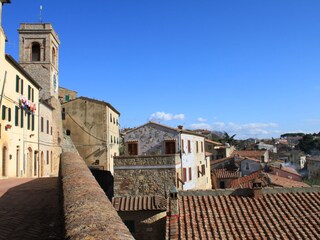 we are only 2 km from the village of Montescudaio