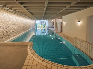 hauseigenes Hallenbad mit Whirlecke