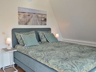 Schlafzimmer 1 mit Boxspringbett und elektr. Rolladen