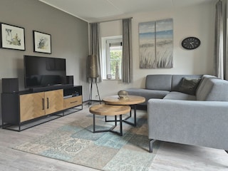 Wohnzimmer mit UHD 4K Smart TV  und Soundsystem