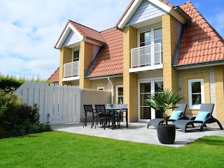 Große Südterrasse mit komplett eingezäuntem Garten