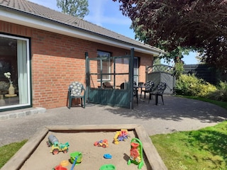 große Süd-West-Terrasse mit Sandkasten