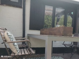 der überdachte Sitzplatz hinten