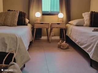 das kleine Schlafzimmer mit 2 einzelnen Betten