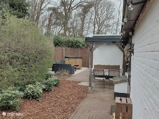 Der private Garten mit Whirlpool