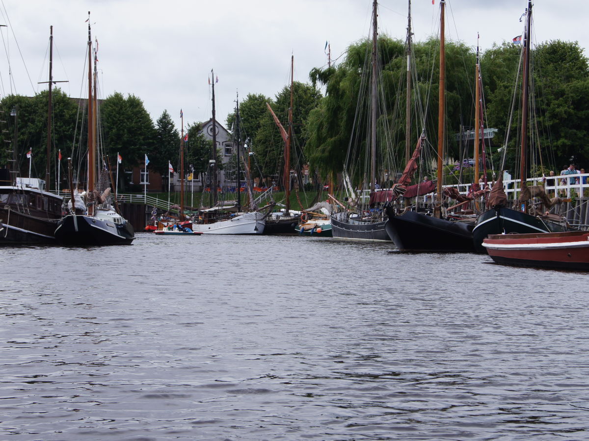 gemuetliche ruderpartie in den museumshafen