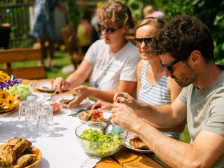 Gemeinsam Grillen im Garten
