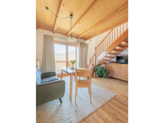 Wohnraum mit Küchenzeile und Balkon