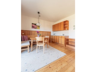 Wohnraum mit Küchenzeile und Terrasse