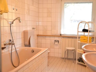 Badezimmer mit einer Badewanne