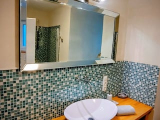 Bad am großen Schlafzimmer mit