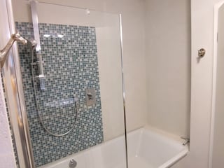 Badewanne mit Dusche