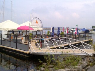 Einfach toll: Die schwimmende Terrasse im Jachthafen