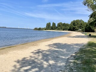 Strand am Grevelingendamm, mit Surfbrettverleih