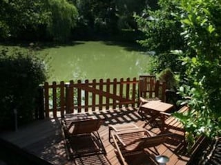 Die Terrasse am Teich, hinten im Garten