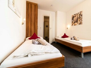 Zweites Schlafzimmer mit zwei Einzelbetten....