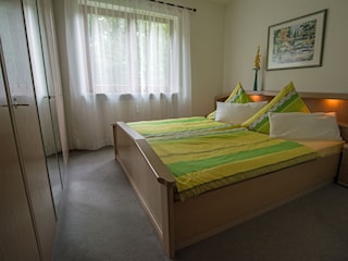 Schlafzimmer mit Doppelbett