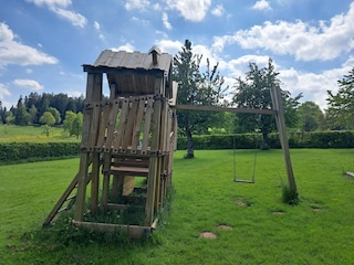 toller spielplatz im großen Garten vom Landhaus Seewald