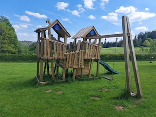 toller spielplatz im großen Garten vom Landhaus Seewald