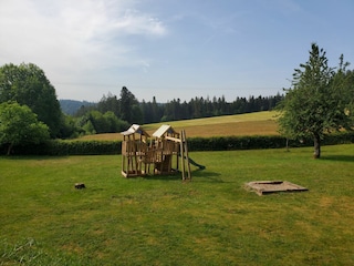 toller spielplatz im großen Garten vom Landhaus Seewald