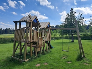 toller spielplatz im großen Garten vom Landhaus Seewald