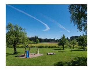 Grosser Garten mit Spielplatz