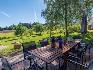 Blick von der Gartenterrasse auf das große Grundstück