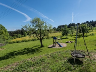 Grosser Garten mit Spielplatz