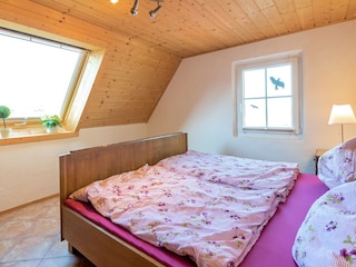 Schlafzimmer mit Doppelbett