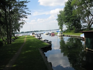 Hafen in Zislow mit Boots-und Fahrradverleih