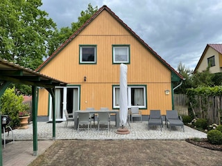 Großzügige Terrasse mit Garten