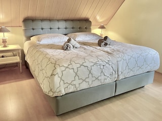 Schlafzimmer 1 mit Boxspringbett Doppel