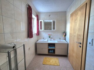 Bad mit Doppelte Waschbecken und Föhn