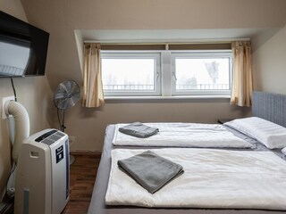 Doppelbett mit Smart-TV und Klimagerät