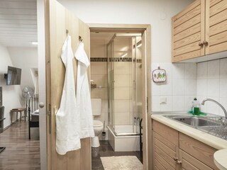 Kleine Küche und Duschbad