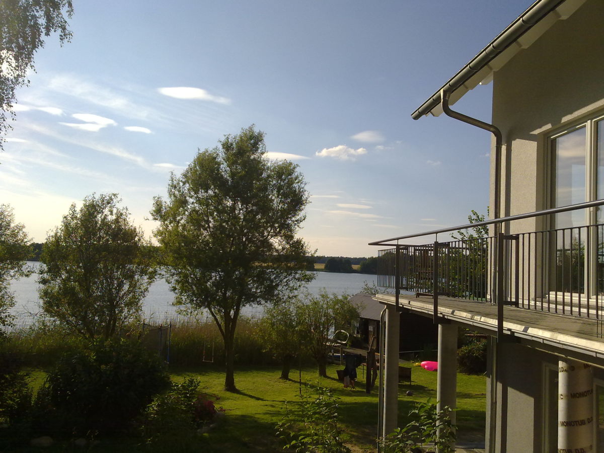 Blick an der Südseite des Hauses zum See & Bootshaus