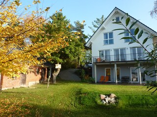 Blick vom Steg über die Wiese zur Wohnung