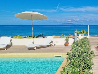 Der Pool mit Meerblick direkt am Strand