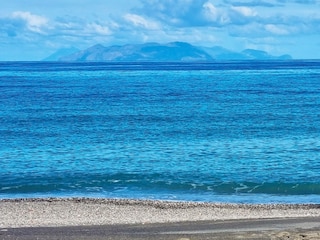 Der Strand mit Blick auf die Äolischen Inseln