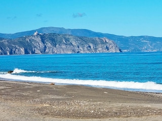 Der Blick auf Tindari vom Strand