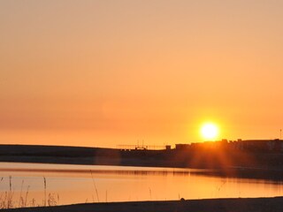 Sonnenuntergang an der Familienlagune Perlebucht