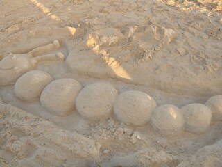 Sandburgen oder mit den Kindern Sandskulpturen bauen