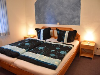 Schlafzimmer mit Doppelbett