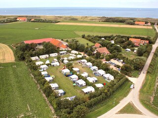 Luftbild Campingplatz und Unterkunften 400m vom Meer