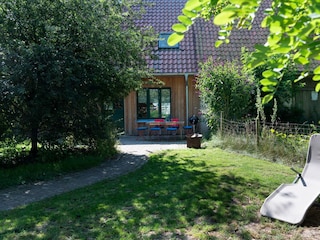 Garten mit Liegestuhl
