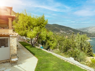 Blick vom Gebäude über unser Areal auf die Bucht